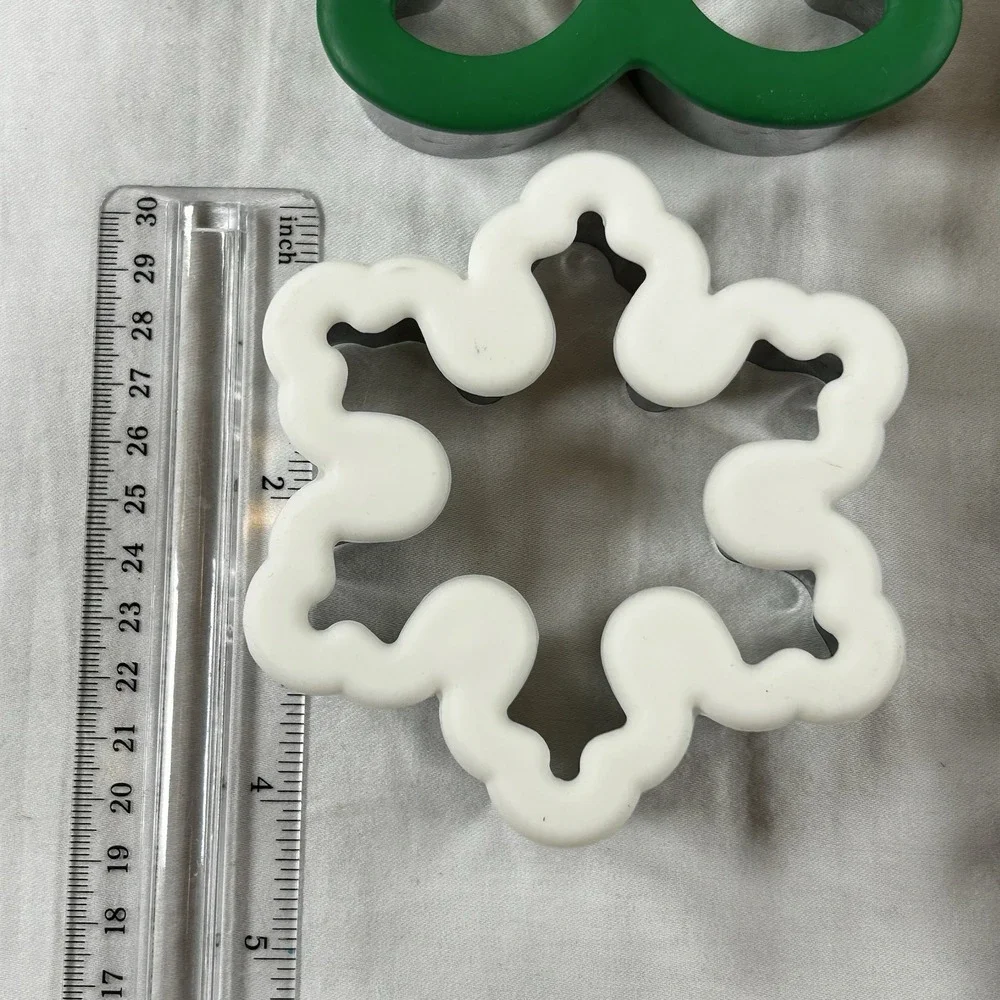 Lot of 4 Wilton Comfort-Grip Cookie Cutter Snowflakes Gingerbread Man Christmas